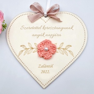 Anyák napi ajándék - Egyedi feliratos szív alakú gravírozott fa dísz horgolt virággal, Otthon & Életmód, Dekoráció, Asztal és polc dekoráció, Gravírozott táblák, Gravírozás, pirográfia, Horgolás, MESKA