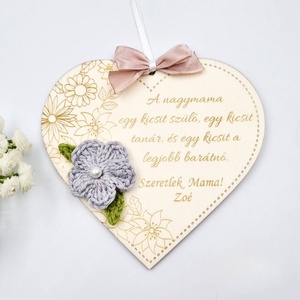 Ajándék nagymamának anyák napjára  - Egyedi feliratos szív alakú gravírozott fa dísz horgolt virággal - otthon & életmód - dekoráció - asztal és polc dekoráció - gravírozott táblák - Meska.hu