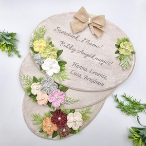 Anyák napi ajándék - Gravírozott fa dísz horgolt virágokkal  - Meska.hu