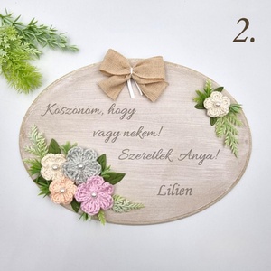 Anyák napi ajándék - Gravírozott fa dísz horgolt virágokkal  - otthon & életmód - dekoráció - asztal és polc dekoráció - gravírozott táblák - Meska.hu