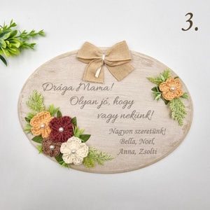 Anyák napi ajándék - Gravírozott fa dísz horgolt virágokkal  - otthon & életmód - dekoráció - asztal és polc dekoráció - gravírozott táblák - Meska.hu