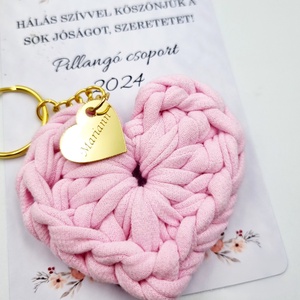 Óvó néninek, tanító néninek ajándék ballagásra- Horgolt szív kulcstartó gravírozott medállal, egyedi ajándékkártyán (07) - táska & tok - kulcstartó & táskadísz - kulcstartó - Meska.hu
