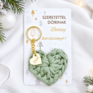 Horgolt szív kulcstartó gravírozott medállal, egyedi karácsonyi ajándékkártyán. Egyedi ajándék karácsonyra. - 1 - Meska.hu