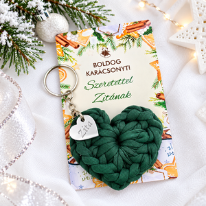 Horgolt szív kulcstartó gravírozott medállal, egyedi karácsonyi ajándékkártyán. Egyedi ajándék karácsonyra. - 5 - táska & tok - kulcstartó & táskadísz - kulcstartó - Meska.hu