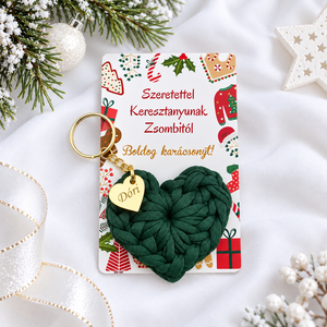 Horgolt szív kulcstartó gravírozott medállal, egyedi karácsonyi ajándékkártyán. Egyedi ajándék karácsonyra. - 10, Táska & Tok, Kulcstartó & Táskadísz, Kulcstartó, Horgolás, Kézműves karácsonyi ajándék anyának, mamának, dédinek, keresztanyának. Tanító néninek, óvó néninek ..., MESKA