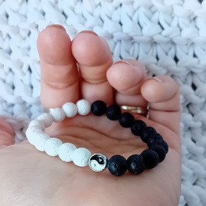 Egyensúly karkötő ying és yang medállal lávaköves gyöngyökkel - ékszer - karkötő - karkötő medállal - Meska.hu