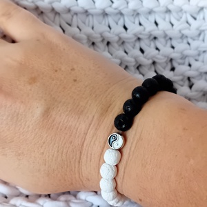 Egyensúly karkötő ying és yang medállal lávaköves gyöngyökkel - ékszer - karkötő - karkötő medállal - Meska.hu