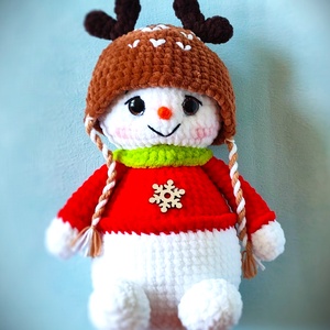 Horgolt hóember rénszarvas sapkában - játék & sport - plüssállat & játékfigura - plüss mesefigurák - Meska.hu