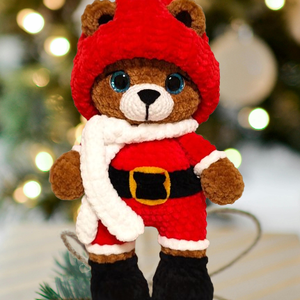 Horgolt maci mikulás ruhában, Játék & Sport, Plüssállat & Játékfigura, Plüss mesefigurák, Horgolás, MESKA