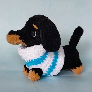 Horgolt plüss tacskó - játék & sport - plüssállat & játékfigura - kutya - Meska.hu