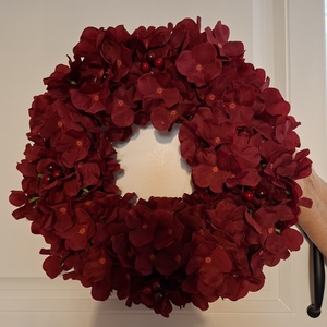 Bordó hortenzia kopogtató, bordó bogyókkal díszítve, Karácsony, Karácsonyi lakásdekoráció, Karácsonyi ajtódíszek, Mindenmás, Virágkötés, MESKA
