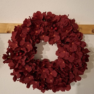 Bordó hortenzia kopogtató, bordó bogyókkal díszítve - karácsony - karácsonyi lakásdekoráció - karácsonyi ajtódíszek - Meska.hu