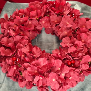 Bordó hortenzia kopogtató, bordó bogyókkal díszítve - karácsony - karácsonyi lakásdekoráció - karácsonyi ajtódíszek - Meska.hu