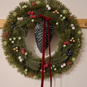 Nagyméretű tobozzal díszített karácsonyi kopogtató - karácsony - karácsonyi lakásdekoráció - karácsonyi ajtódíszek - Meska.hu
