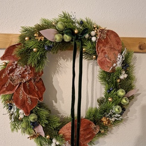 Bársonyos magnólialevelekkel díszített egyedi karácsonyi kopogtató - karácsony - adventi díszek - adventi ajtódísz - Meska.hu