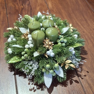 Gazdagon díszített zöld gyertyás adventi dekoráció - Meska.hu