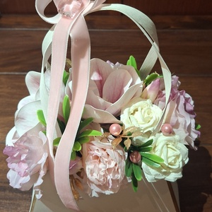 Elegáns ajándéktáska, magnóliákkal, liziántuszokkal és fehér rózsákkal - otthon & életmód - dekoráció - asztal és polc dekoráció - asztaldísz - Meska.hu