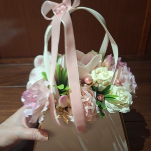 Elegáns ajándéktáska, magnóliákkal, liziántuszokkal és fehér rózsákkal - otthon & életmód - dekoráció - asztal és polc dekoráció - asztaldísz - Meska.hu
