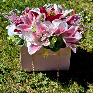 Gazdagon díszített ajándéktáska  - otthon & életmód - virágdekoráció - virágok - virágbox - Meska.hu