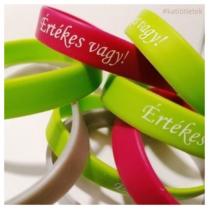 Magenta (sötét pink) színű - ÉRTÉKES VAGY! FELIRATOS SZILIKON KARKÖTŐ FELNŐTT MÉRET - ékszer - karkötő - névre szóló karkötő - Meska.hu