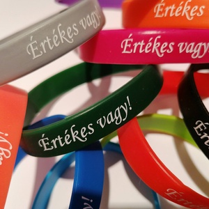 Ezüstszürke színű - ÉRTÉKES VAGY! FELIRATOS SZILIKON KARKÖTŐ FELNŐTT MÉRET - Meska.hu