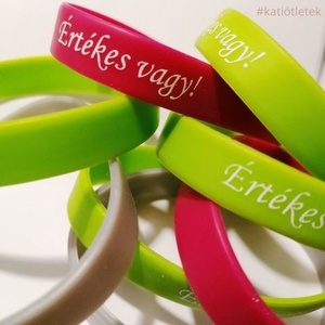 Értékes vagy! feliratos szilikon karkötő felnőtt méret - Ajándéktárgy - Meska.hu
