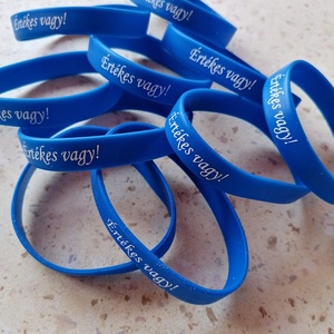 Sötétkék Értékes vagy! feliratos szilikon karkötő felnőtt méret - Ajándéktárgy - Meska.hu