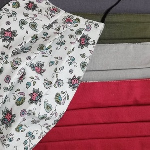 Ildi virágos-khaki, 3 rétegű maszk - Meska.hu