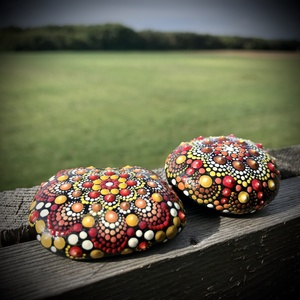 2 Mesés pontozott mandala kő: a Természet ajándéka, meditációs kiegészítő, mandala lakásdekoráció - otthon & életmód - dekoráció - spiritualitás - mandala - Meska.hu