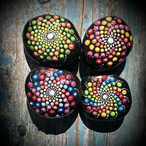 Pontozott meditációs mandala kövek: az Élet körforgása - otthon & életmód - dekoráció - asztal és polc dekoráció - kavics & kő - Meska.hu