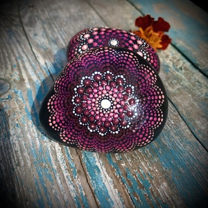 2 Egyedi, kézzel festett, pontozott Mandala kövek a remény színeiben - otthon & életmód - dekoráció - spiritualitás - mandala - Meska.hu