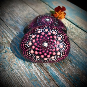 2 Egyedi, kézzel festett, pontozott Mandala kövek a remény színeiben - otthon & életmód - dekoráció - spiritualitás - mandala - Meska.hu