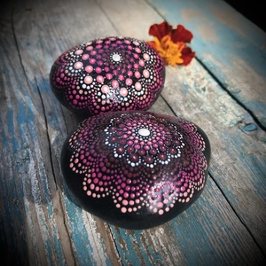 2 Egyedi, kézzel festett, pontozott Mandala kövek a remény színeiben - otthon & életmód - dekoráció - spiritualitás - mandala - Meska.hu