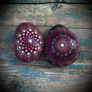 2 Egyedi, kézzel festett, pontozott Mandala kövek a remény színeiben - otthon & életmód - dekoráció - spiritualitás - mandala - Meska.hu