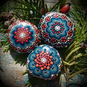 3 kék-piros pontozott mandala kő, egyedi Mandala ajándék, különleges otthoni Mandala dekoráció - Természetesen. Neked. - otthon & életmód - dekoráció - spiritualitás - mandala - Meska.hu