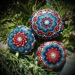 3 kék-piros pontozott mandala kő, egyedi Mandala ajándék, különleges otthoni Mandala dekoráció - Természetesen. Neked. - otthon & életmód - dekoráció - spiritualitás - mandala - Meska.hu
