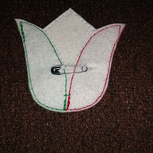 Kokárda tulipán.Akár ovis jellel is. - ékszer - kitűző és bross - Meska.hu