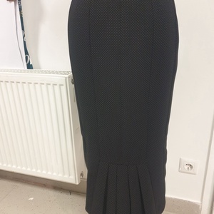 Fekete tűpettyes béllelt tulipán szoknya, hátul rakott betéttel. - ruha & divat - női ruha - szoknya - Meska.hu