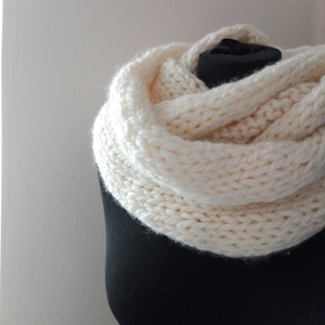 Vastag kézzel kötött vajszín sál  - Meska.hu