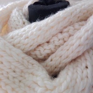 Vastag kézzel kötött vajszín sál  -  - Meska.hu