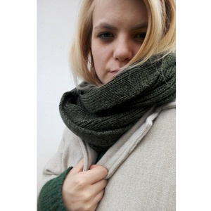 Olajzöld melíros kötött körsál - Meska.hu