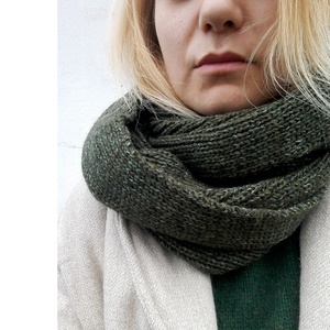 Olajzöld melíros kötött körsál - ruha & divat - sál, sapka, kendő - sál - Meska.hu