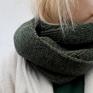 Olajzöld melíros kötött körsál - ruha & divat - sál, sapka, kendő - sál - Meska.hu