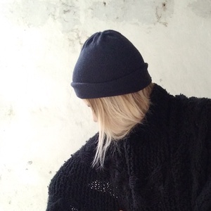 Kis fekete kötött sapka - ruha & divat - sál, sapka, kendő - sapka - Meska.hu