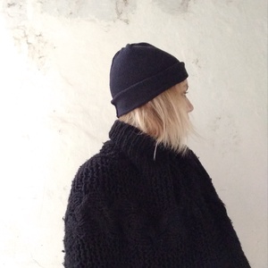 Kis fekete kötött sapka - ruha & divat - sál, sapka, kendő - sapka - Meska.hu