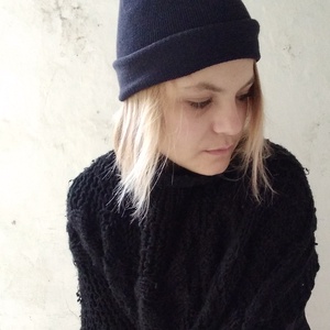 Kis fekete kötött sapka - ruha & divat - sál, sapka, kendő - sapka - Meska.hu