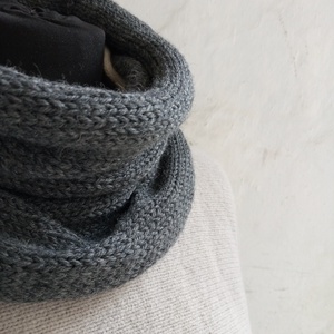 Kötött vizesbetonszín csősál  - ruha & divat - sál, sapka, kendő - sál - Meska.hu