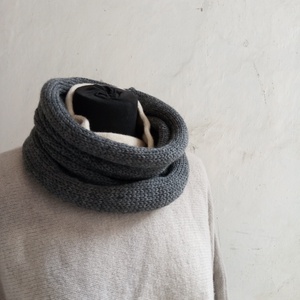 Kötött vizesbetonszín csősál  - ruha & divat - sál, sapka, kendő - sál - Meska.hu