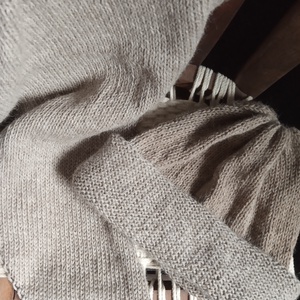 Kötött beige kendő és sapka - ruha & divat - sál, sapka, kendő - sál - Meska.hu