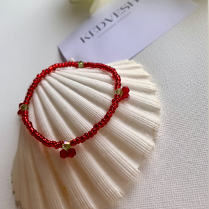 Csinos cseresznyés karkötő kapocs nélkül - ékszer - karkötő - gyöngyös karkötő - Meska.hu